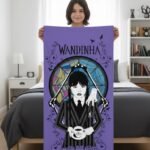 Toalha De Banho Aveludada Wandinha Família Addams Maozinha