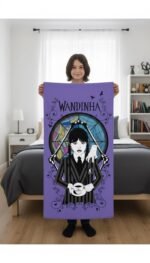 Toalha De Banho Aveludada Wandinha Família Addams Maozinha